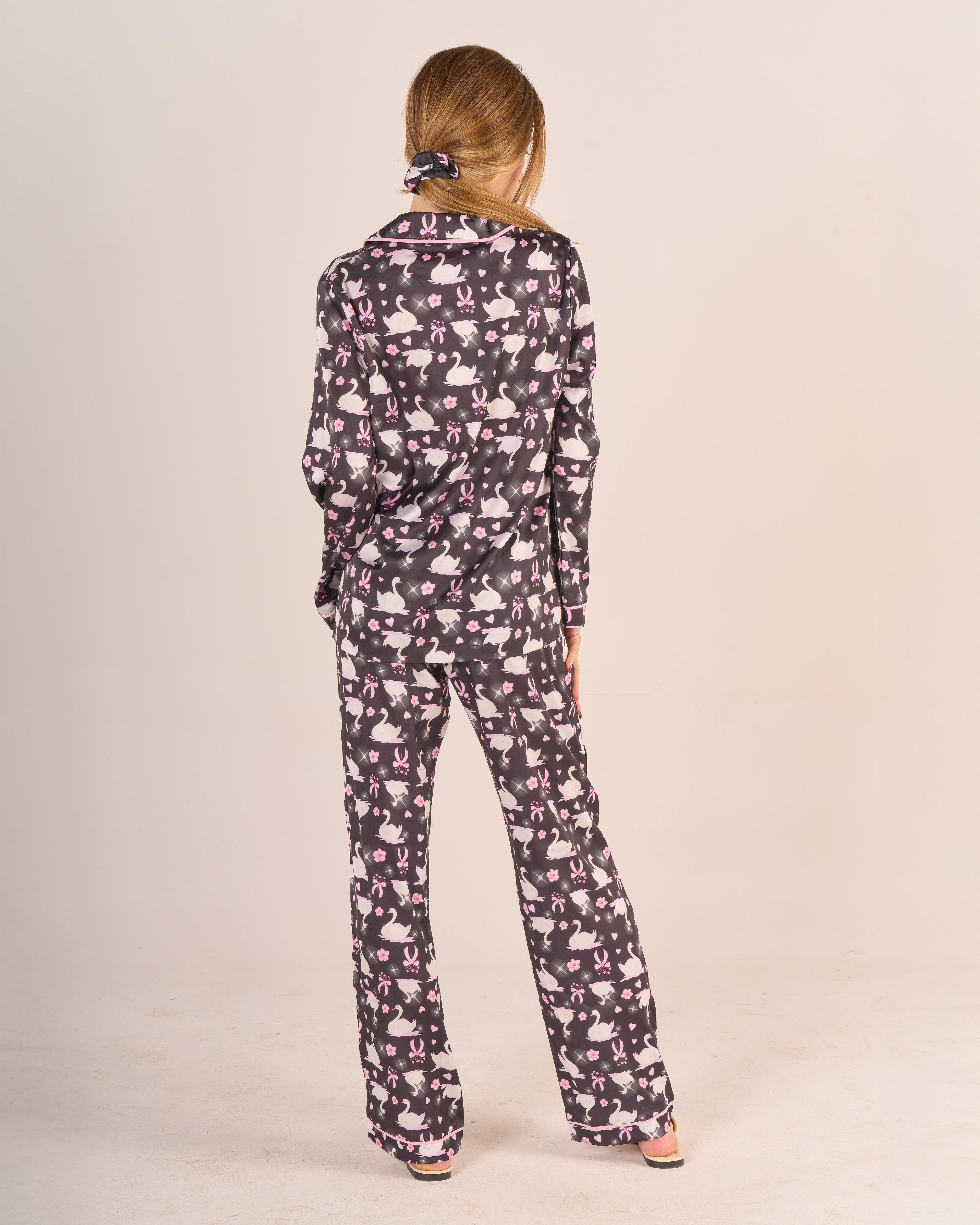 Siyah Kuğu Desenli Saten Pijama Takımı