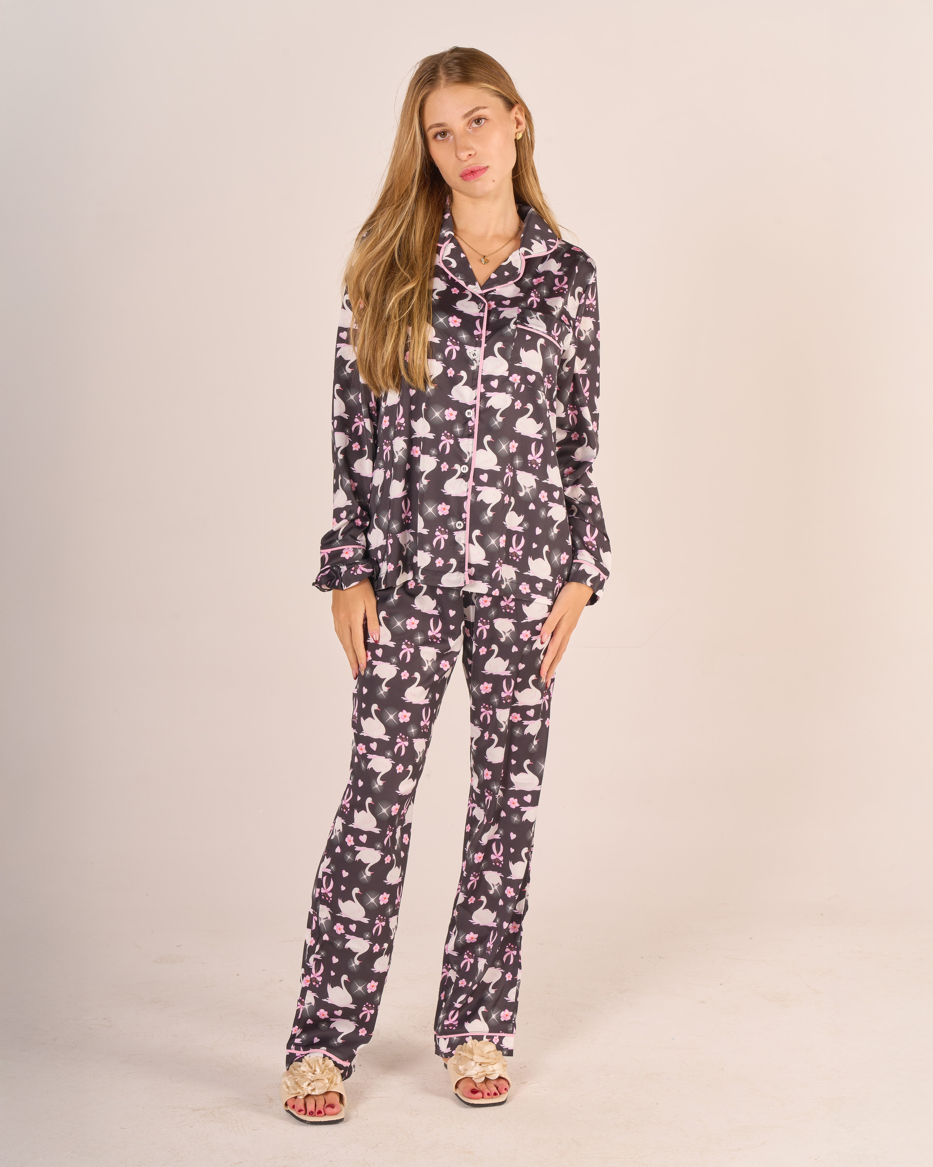 Siyah Kuğu Desenli Saten Pijama Takımı
