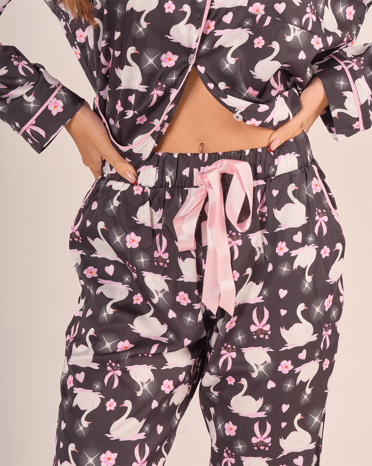 Siyah Kuğu Desenli Saten Pijama Takımı