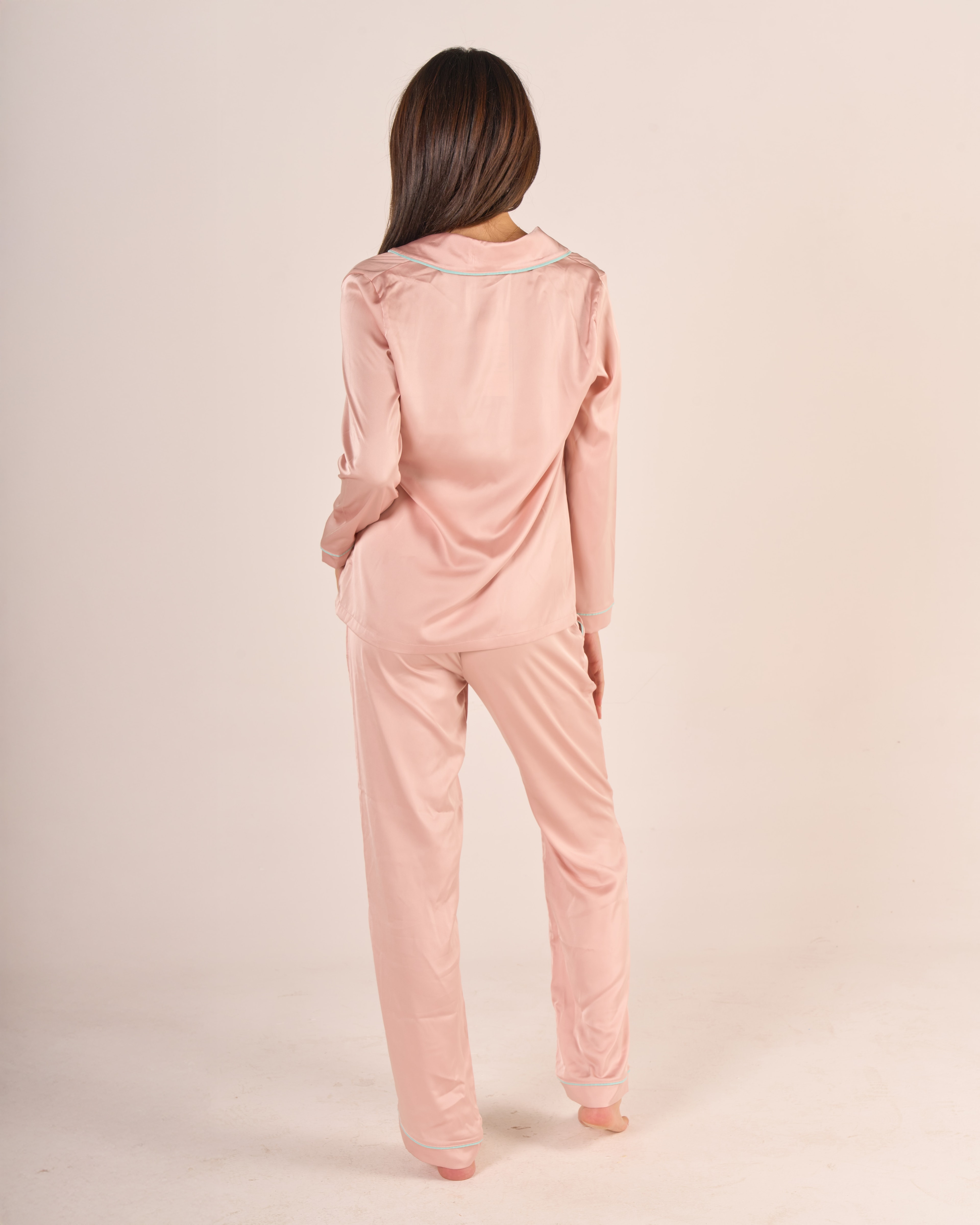 Somon Pembe Saten Ara Biye ve Kurdele Detaylı Uzun Pijama Takımı