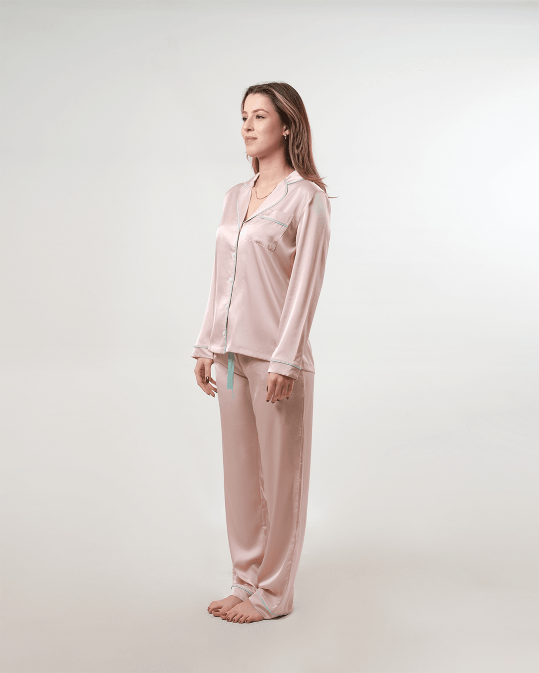 Somon Pembe Saten Ara Biye ve Kurdele Detaylı Uzun Pijama Takımı