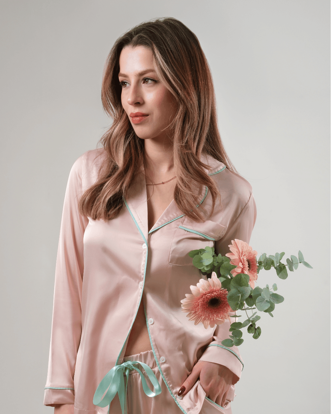 Somon Pembe Saten Ara Biye ve Kurdele Detaylı Uzun Pijama Takımı