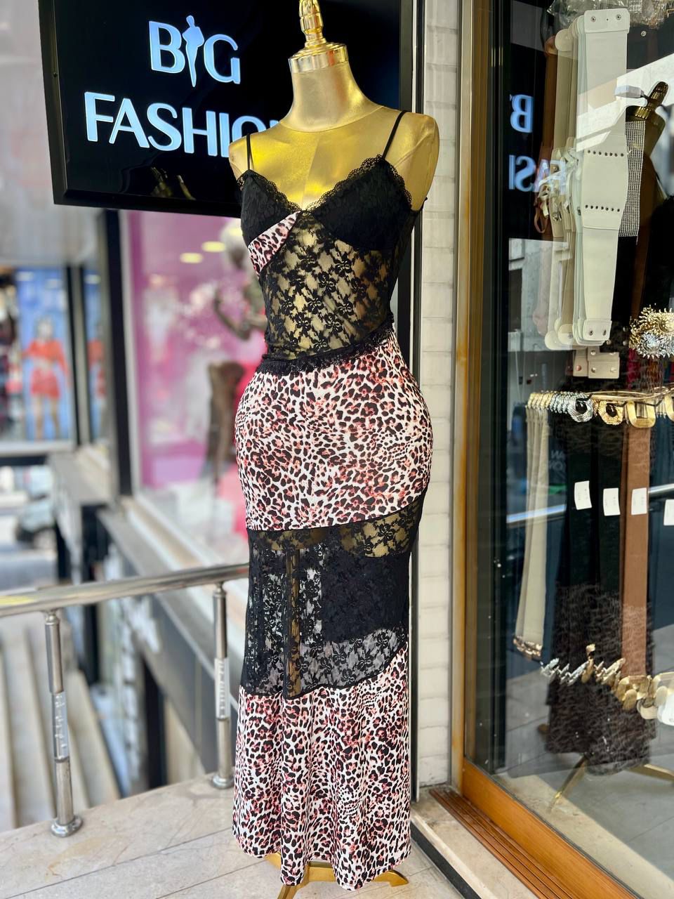 Leopar desenli güpürlü maxi elbise
