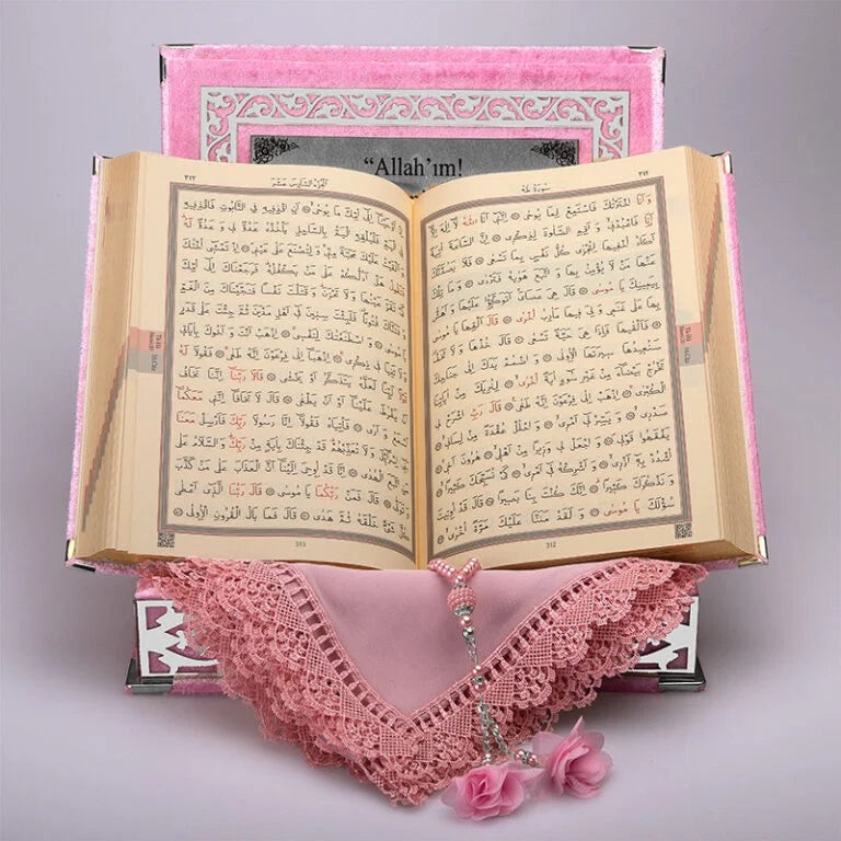 Kadife Kutulu Kur’an-ı Kerim (Bebe Pembe, Namaz Örtülü, Gümüş Süsleme)