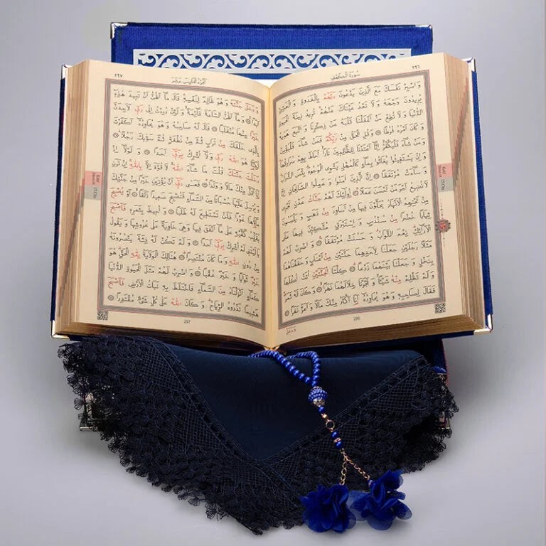 Kadife Kutulu Kur’an-ı Kerim (Lacivert, Namaz Örtülü, Gümüş Süsleme)