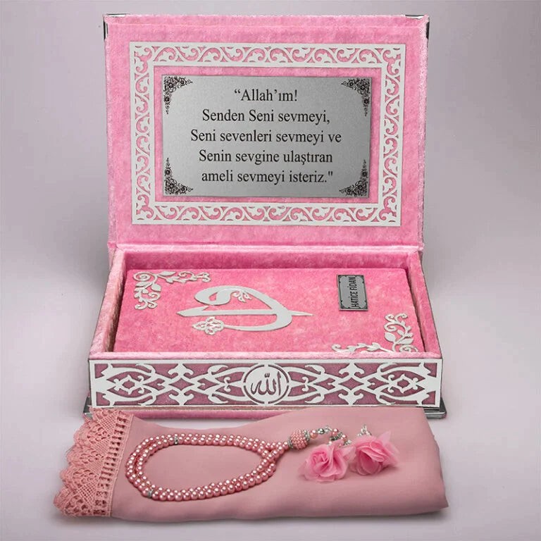 Kadife Kutulu Kur’an-ı Kerim (Bebe Pembe, Namaz Örtülü, Gümüş Süsleme)