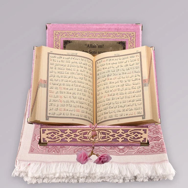 Kadife Kutulu Kur’an-ı Kerim (Bebe Pembe, Seccadeli, Gold Süsleme)