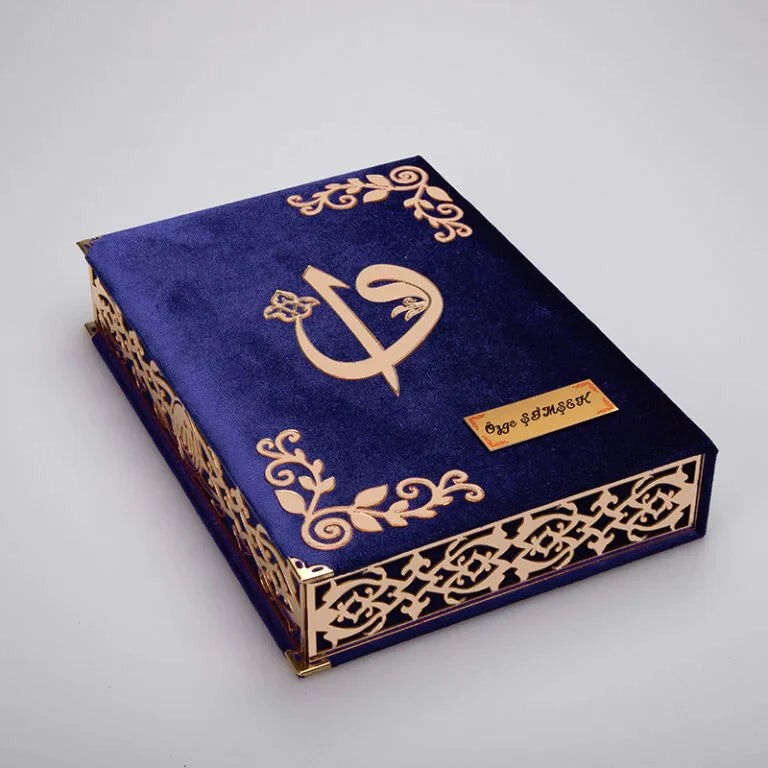 Kadife Kutulu Kur’an-ı Kerim (Lacivert, Seccadeli, Gold Süsleme)