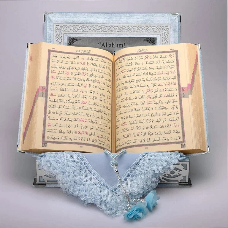 Kadife Kutulu Kur’an-ı Kerim (Bebe Mavi, Namaz Örtülü, Gümüş Süsleme)