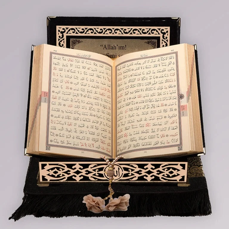 Kadife Kutulu Kur’an-ı Kerim (Siyah, Seccadeli, Gold Süsleme)
