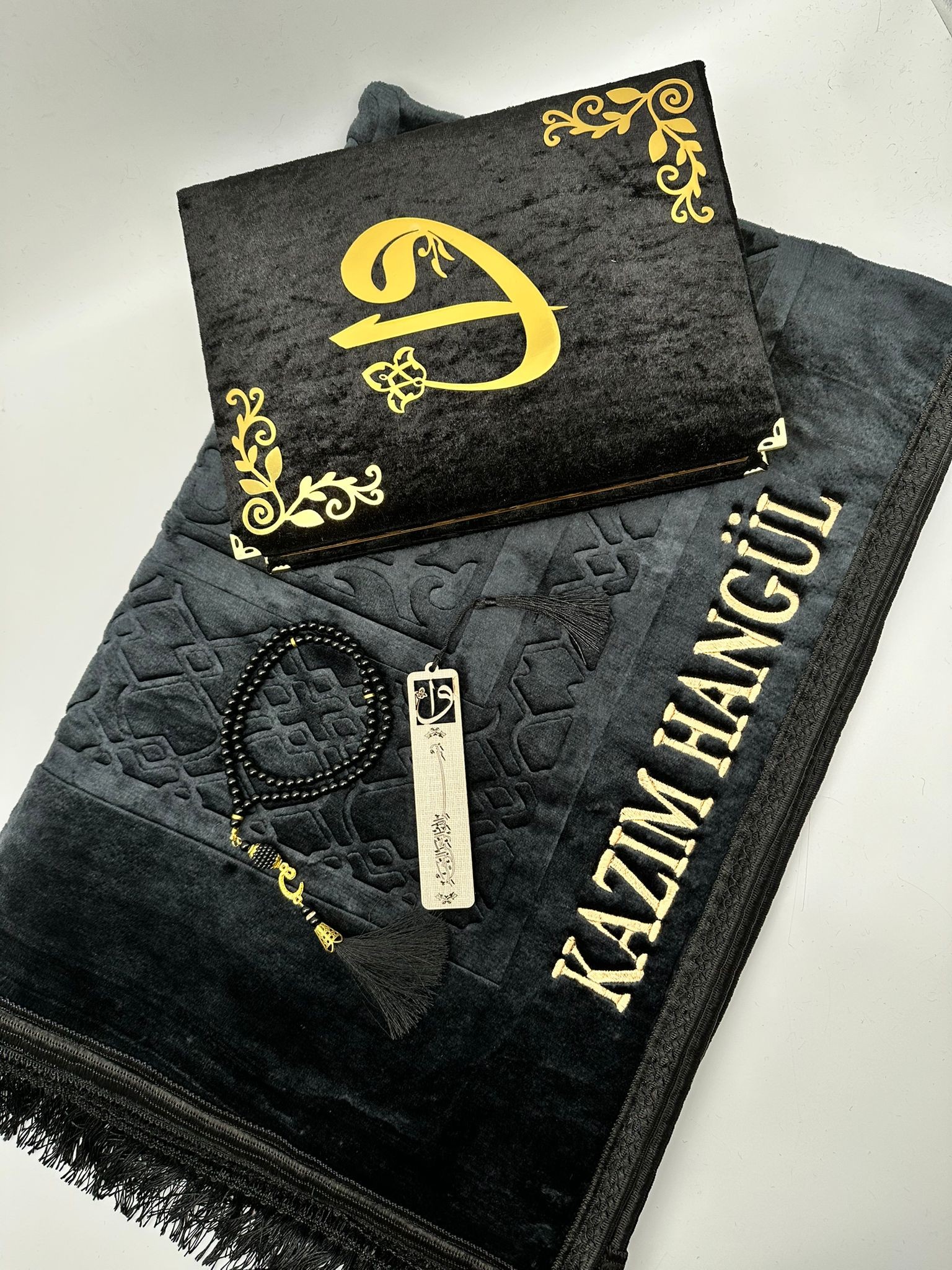 Kadife Kutulu Kur'an-ı Kerim İsme Özel Peluş Seccade Kombin Set (Siyah)