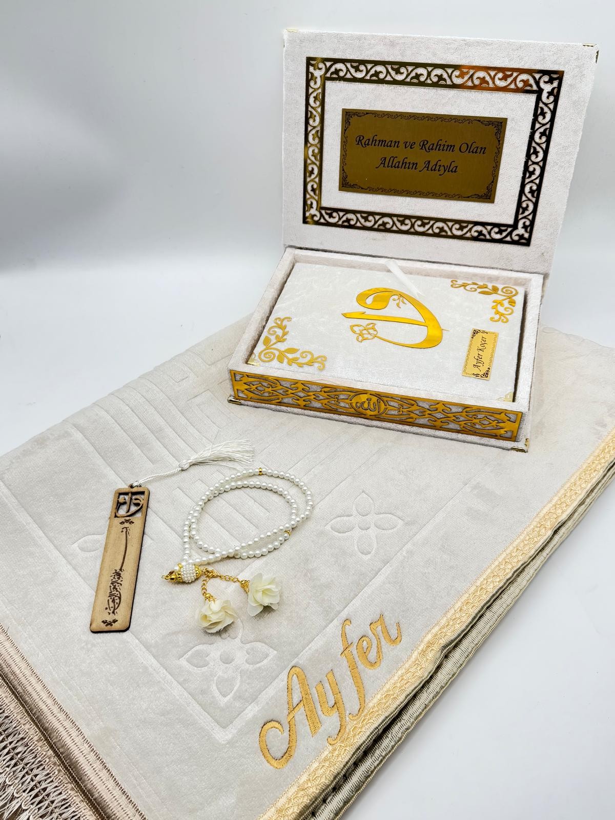 Kadife Kutulu Kur'an-ı Kerim İsme Özel Peluş Seccade Kombin Set (Krem/Beyaz)