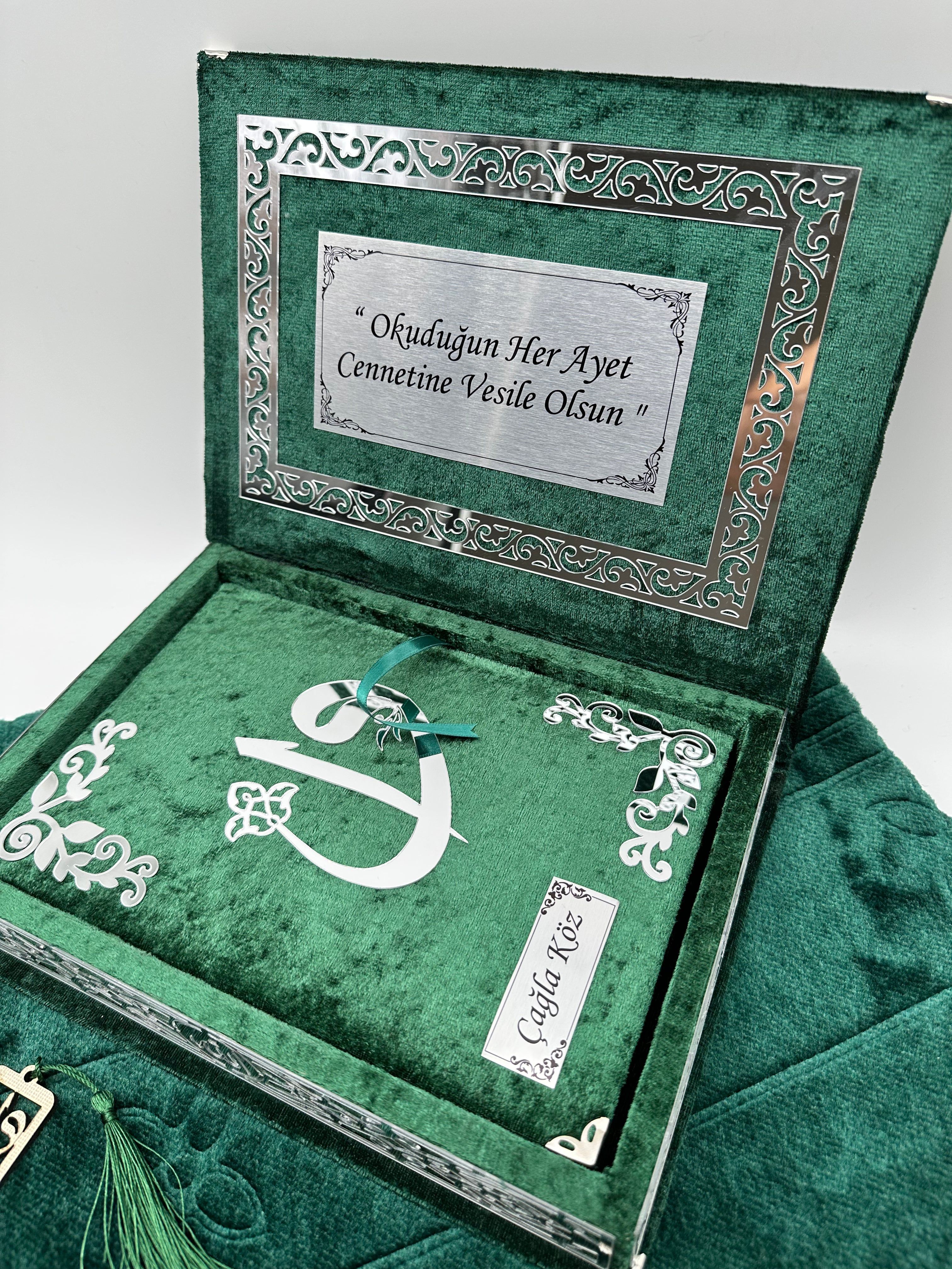Kadife Kutulu Kur'an-ı Kerim İsme Özel Peluş Seccade Kombin Set (Zümrüt Yeşil / Gümüş Süsleme)