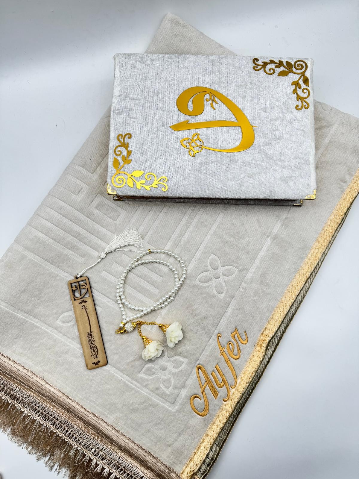 Kadife Kutulu Kur'an-ı Kerim İsme Özel Peluş Seccade Kombin Set (Krem/Beyaz)