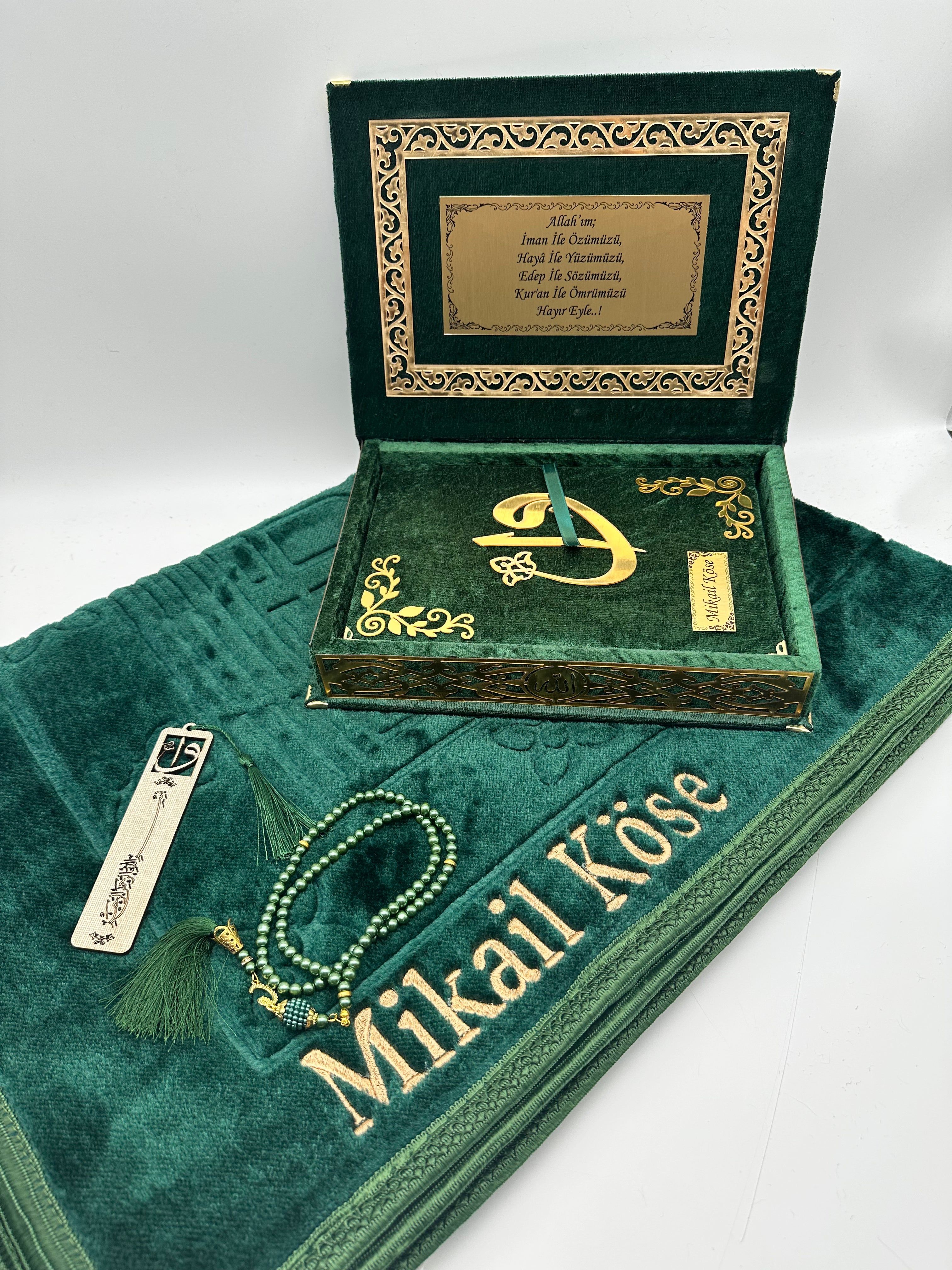Kadife Kutulu Kur'an-ı Kerim İsme Özel Peluş Seccade Kombin Set (Zümrüt Yeşil)