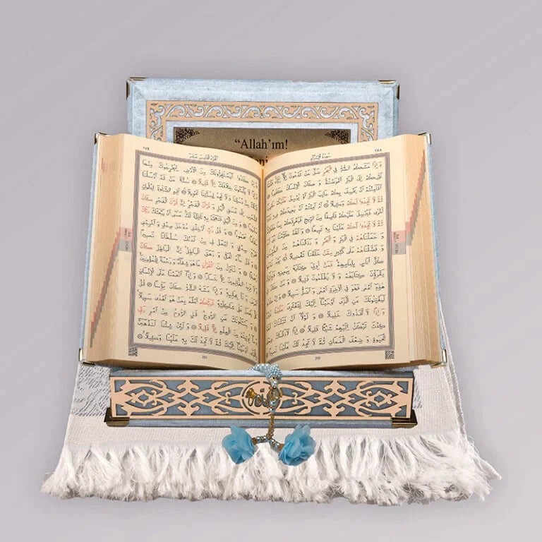 Kadife Kutulu Kur’an-ı Kerim (Bebe Mavi, Seccadeli, Gold Süsleme)