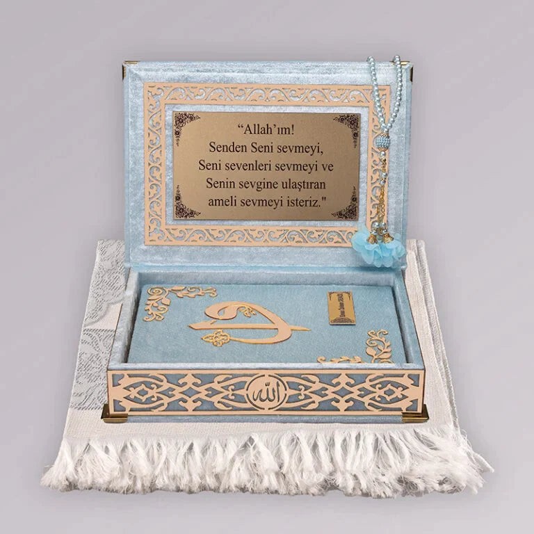 Kadife Kutulu Kur’an-ı Kerim (Bebe Mavi, Seccadeli, Gold Süsleme)