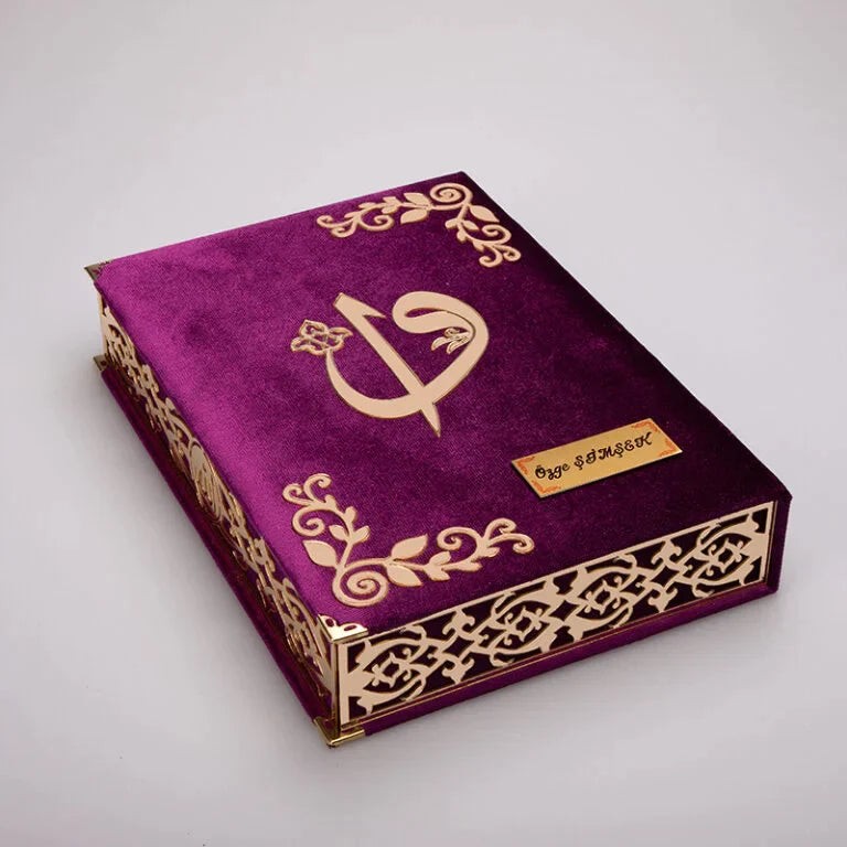 Kadife Kutulu Kur’an-ı Kerim (Mor, Namaz Örtülü, Gold Süsleme)