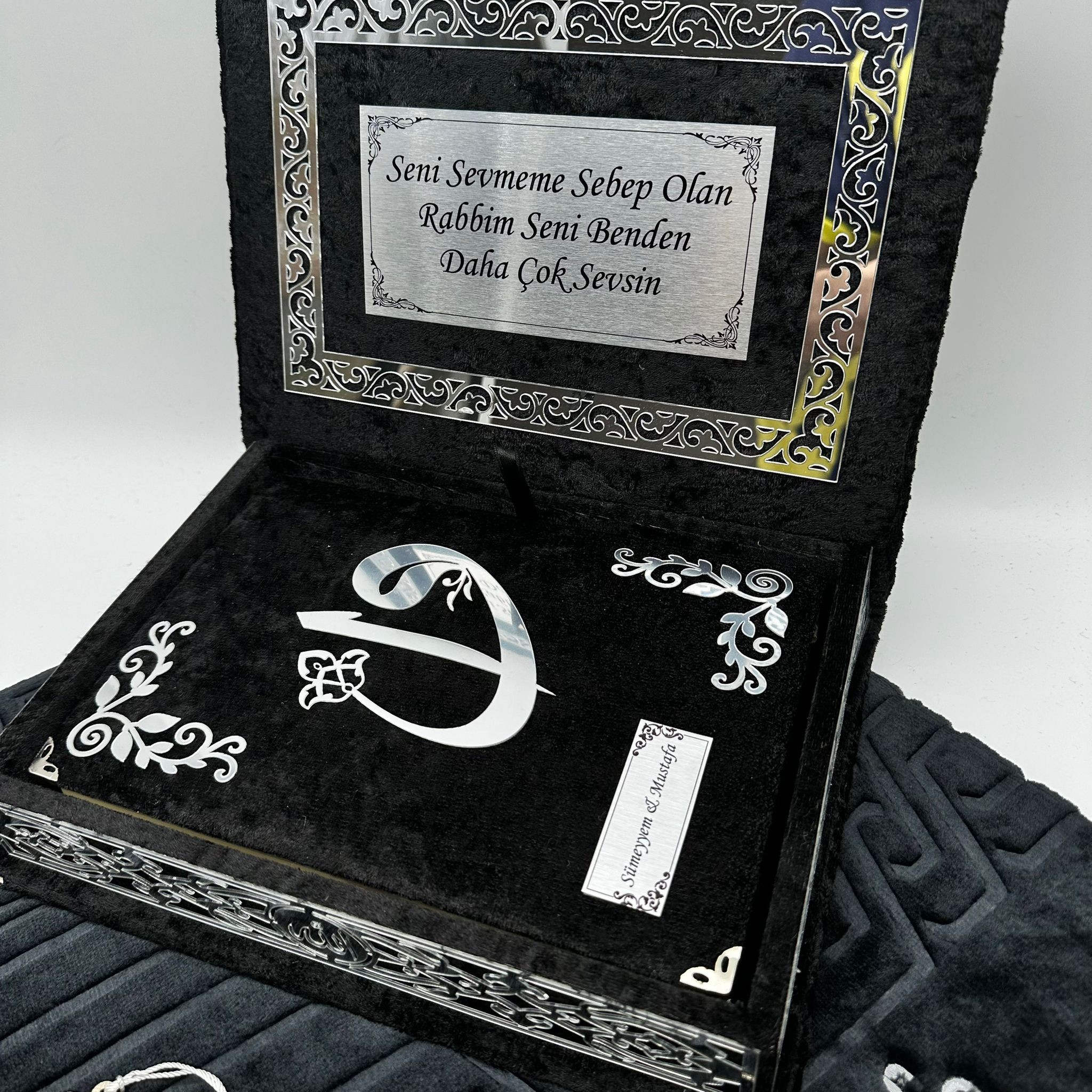 Kadife Kutulu Kur'an-ı Kerim İsme Özel Peluş Seccade Kombin Set (Siyah/Gümüş Süsleme)