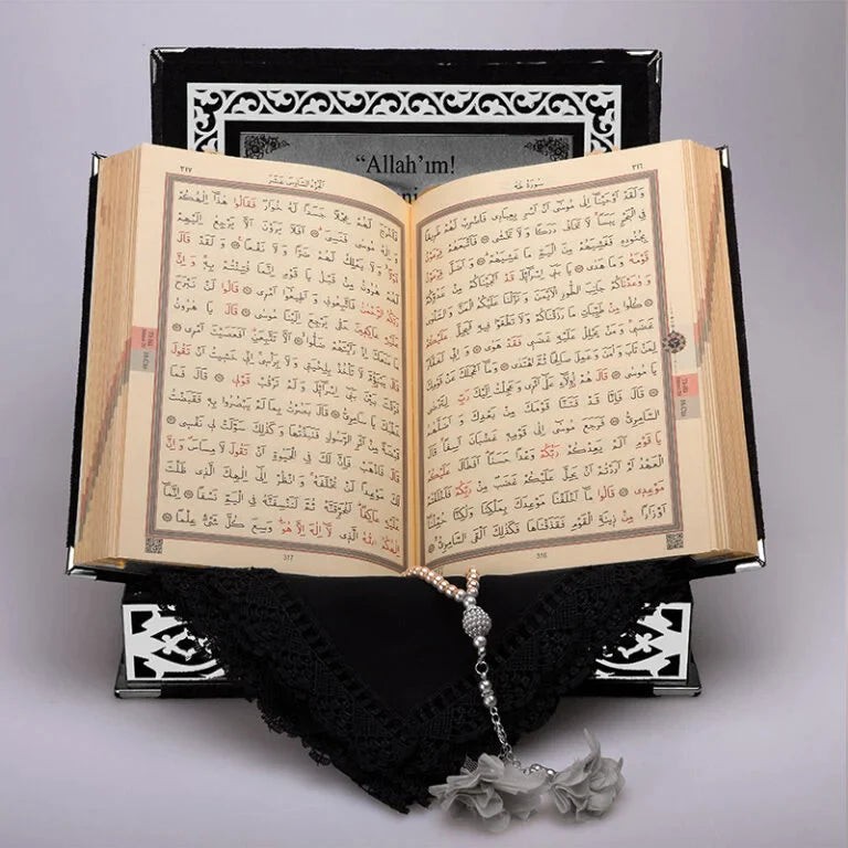 Kadife Kutulu Kur’an-ı Kerim (Siyah, Namaz Örtülü, Gümüş Süsleme)