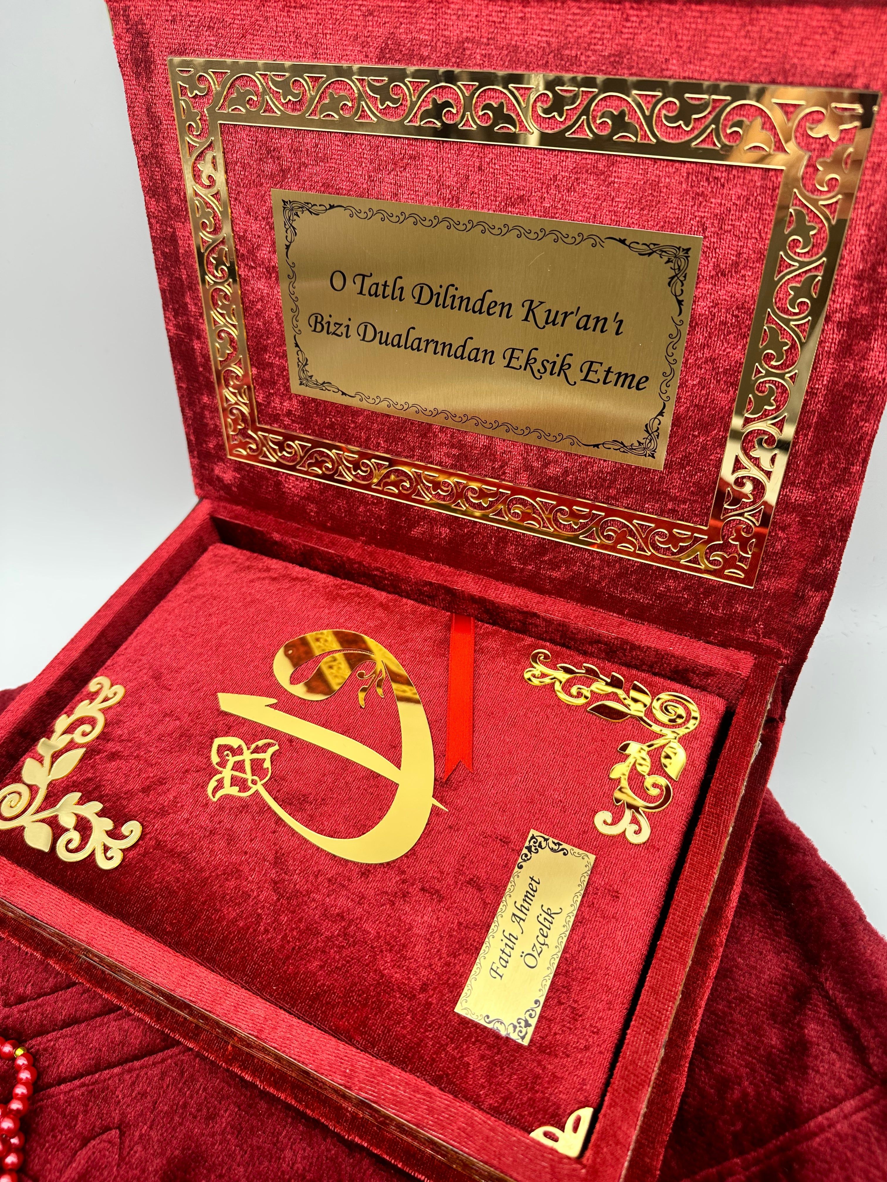 Kadife Kutulu Kur'an-ı Kerim İsme Özel Peluş Seccade Kombin Set (Bordo)