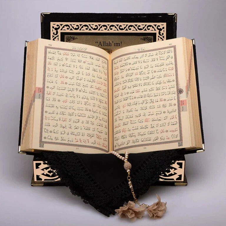 Kadife Kutulu Kur’an-ı Kerim (Siyah, Namaz Örtülü, Gold Süsleme)