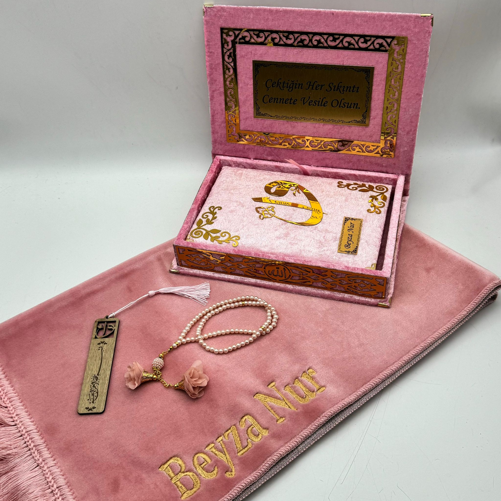 Kadife Kutulu Kur'an-ı Kerim İsme Özel Aydın Seccade Kombin Set (Pembe)