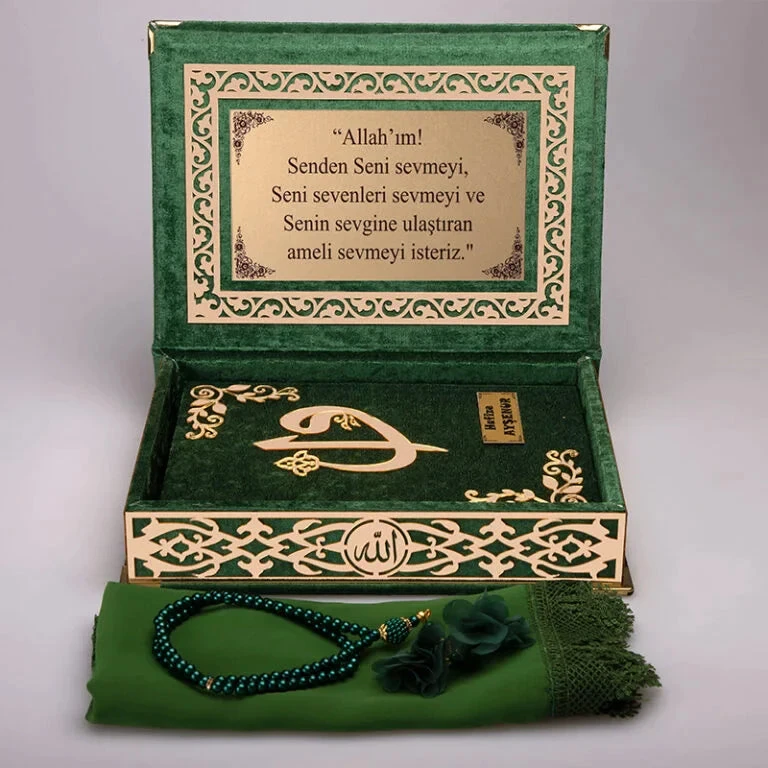 Kadife Kutulu Kur’an-ı Kerim (Yeşil, Namaz Örtülü, Gold Süsleme)