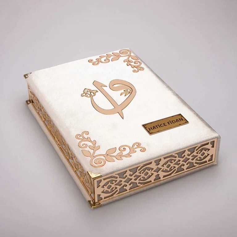Kadife Kutulu Kur’an-ı Kerim (Krem, Namaz Örtülü, Gold Süsleme)