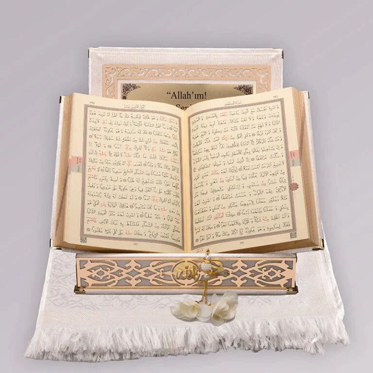Kadife Kutulu Kur’an-ı Kerim (Krem, Seccadeli, Gold Süsleme)