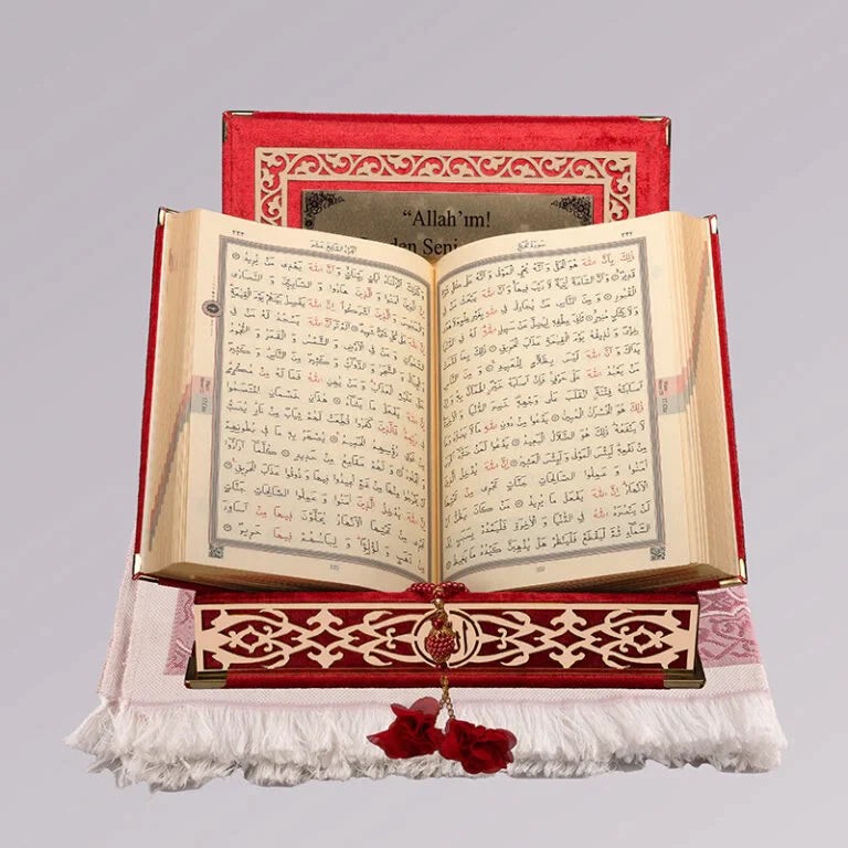 Kadife Kutulu Kur’an-ı Kerim (Kırmızı, Seccadeli, Gold Süsleme)