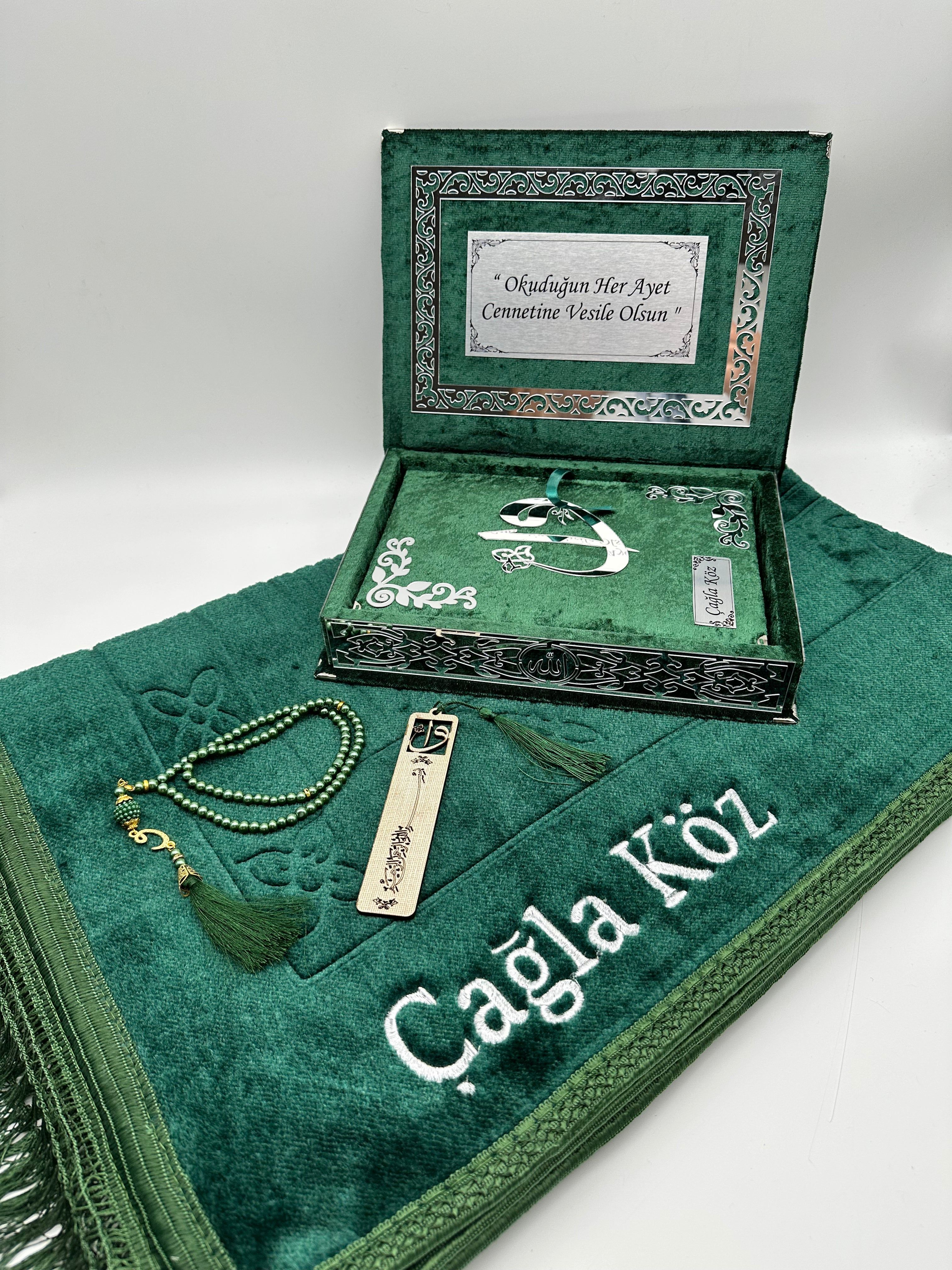 Kadife Kutulu Kur'an-ı Kerim İsme Özel Peluş Seccade Kombin Set (Zümrüt Yeşil / Gümüş Süsleme)