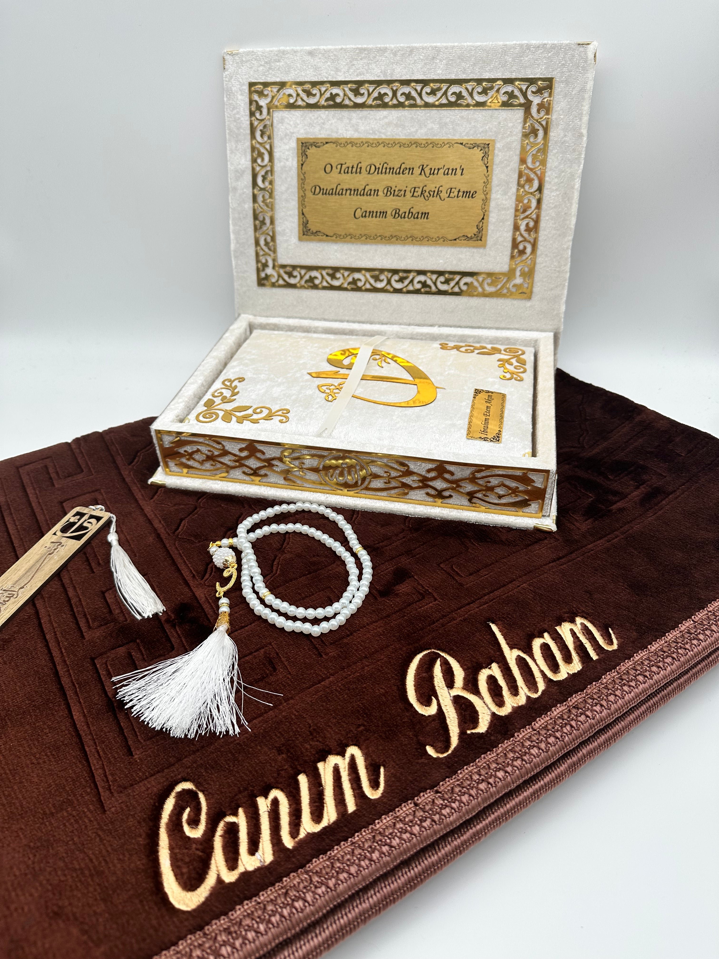 Kadife Kutulu Kur'an-ı Kerim İsme Özel Peluş Seccade Kombin Set (Kahverengi / Beyaz)