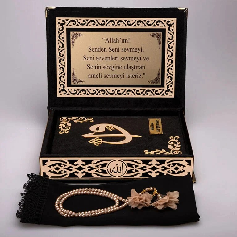 Kadife Kutulu Kur’an-ı Kerim (Siyah, Namaz Örtülü, Gold Süsleme)