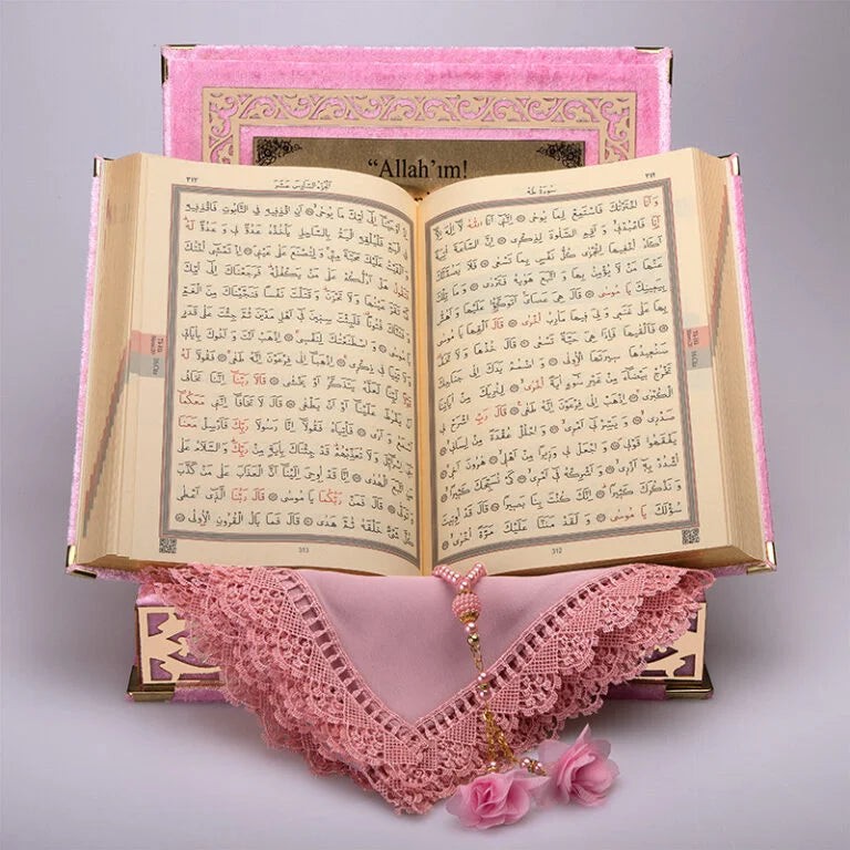 Kadife Kutulu Kur’an-ı Kerim (Bebe Pembe, Namaz Örtülü, Gold Süsleme)