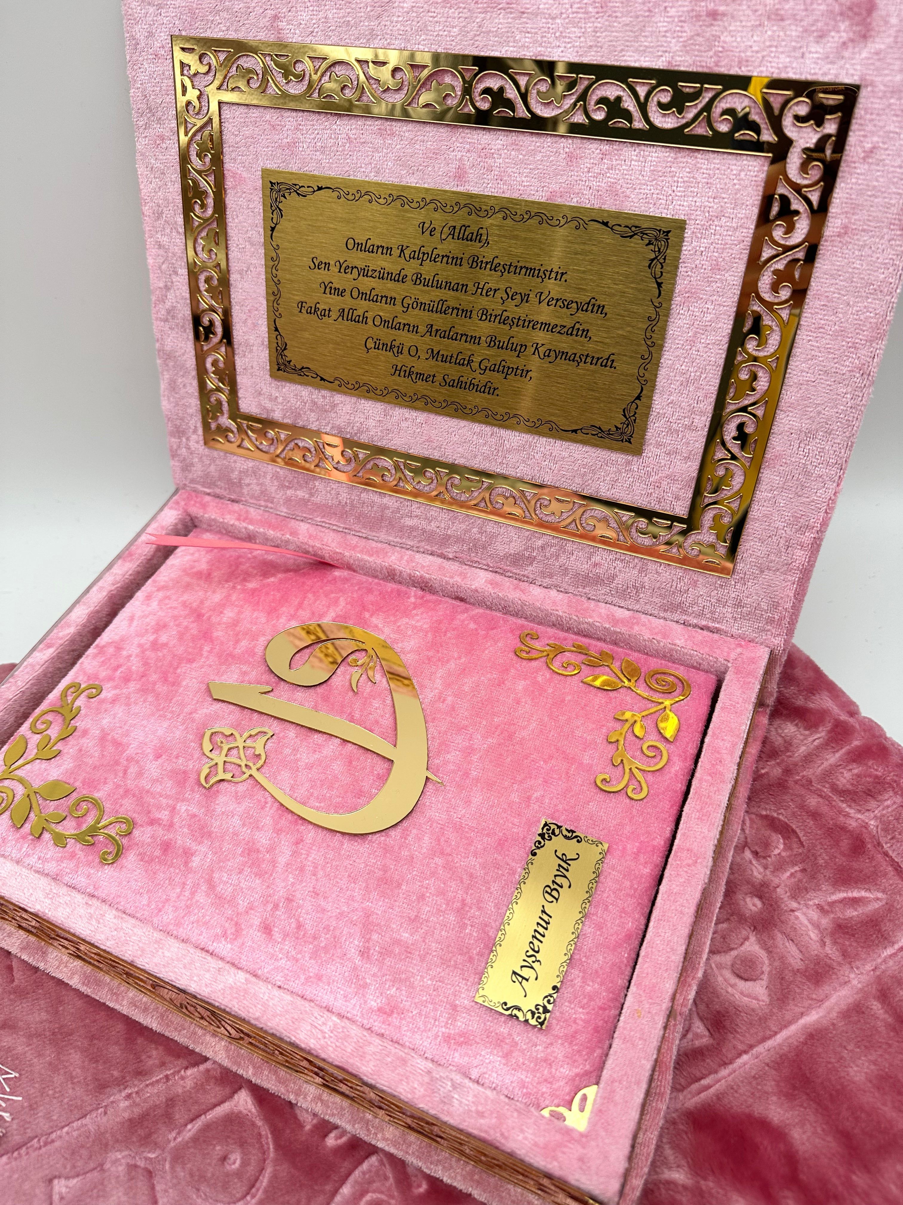 Kadife Kutulu Kur'an-ı Kerim İsme Özel Peluş Seccade Kombin Set (Pembe)