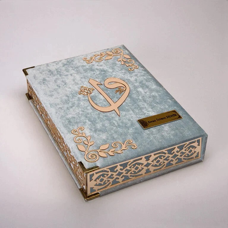 Kadife Kutulu Kur’an-ı Kerim (Bebe Mavi, Seccadeli, Gold Süsleme)