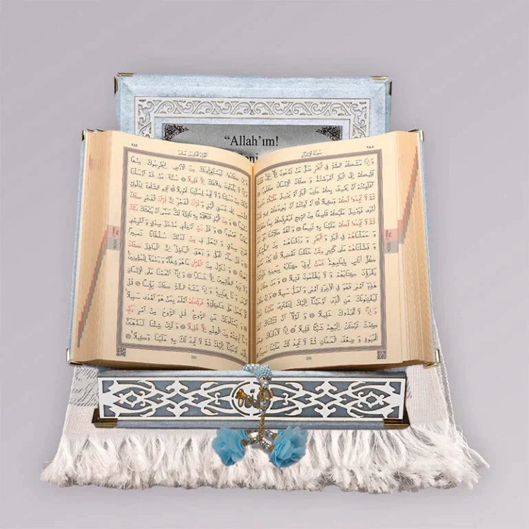 Kadife Kutulu Kur’an-ı Kerim (Bebe Mavi, Seccadeli, Gümüş Süsleme)