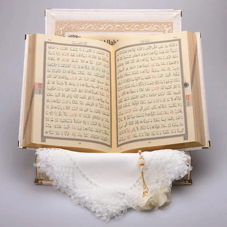 Kadife Kutulu Kur’an-ı Kerim (Krem, Namaz Örtülü, Gold Süsleme)