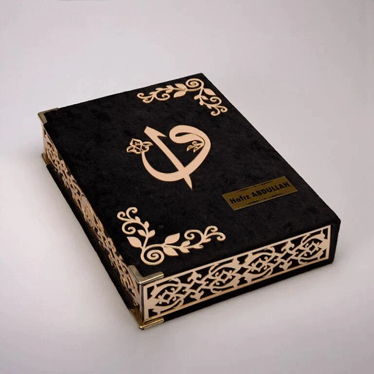 Kadife Kutulu Kur’an-ı Kerim (Siyah, Namaz Örtülü, Gold Süsleme)