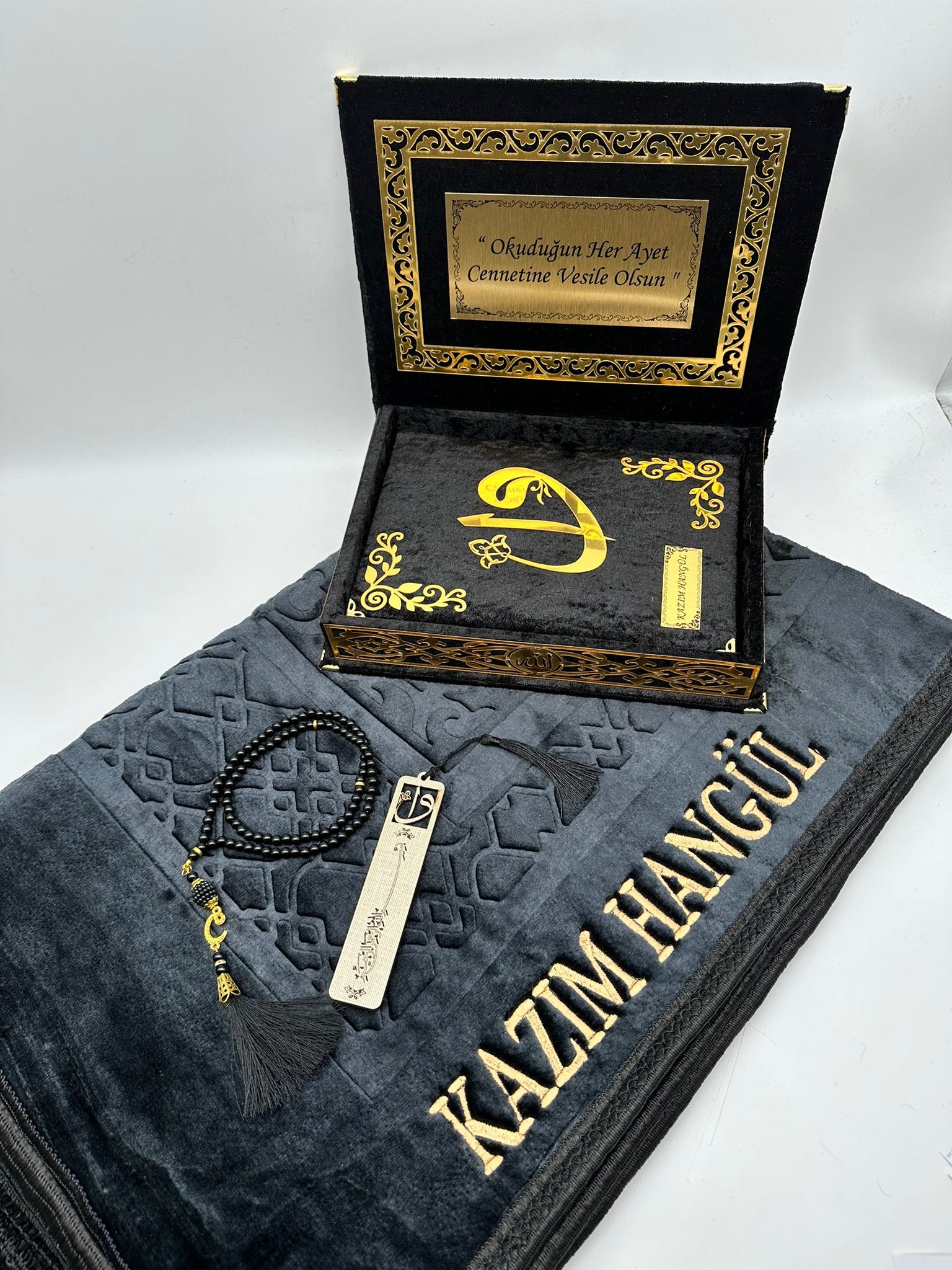 Kadife Kutulu Kur'an-ı Kerim İsme Özel Peluş Seccade Kombin Set (Siyah)