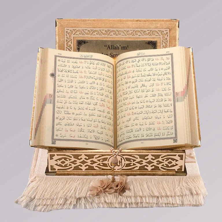 Kadife Kutulu Kur’an-ı Kerim (Gold, Seccadeli, Gold Süsleme)