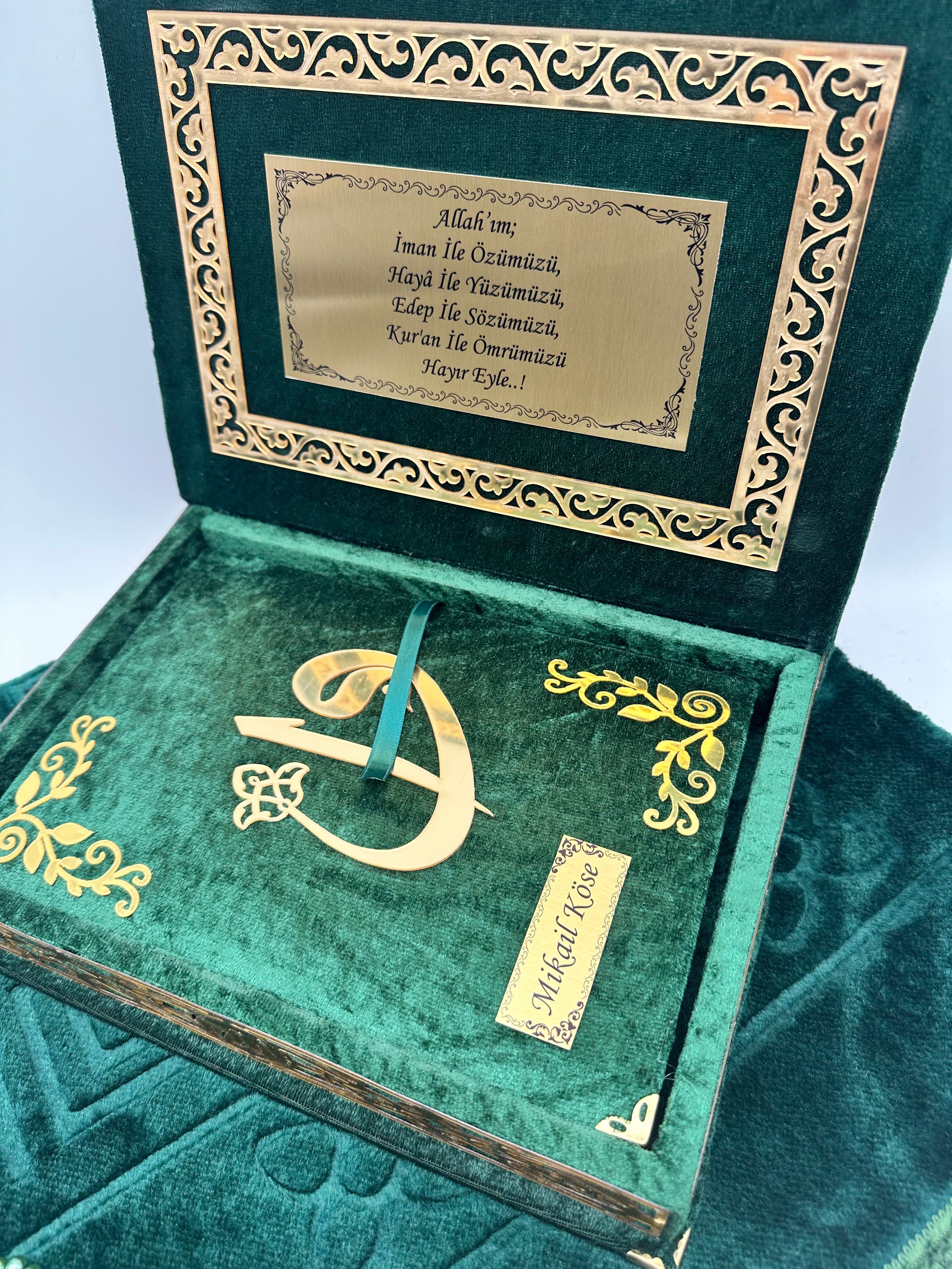 Kadife Kutulu Kur'an-ı Kerim İsme Özel Peluş Seccade Kombin Set (Zümrüt Yeşil)