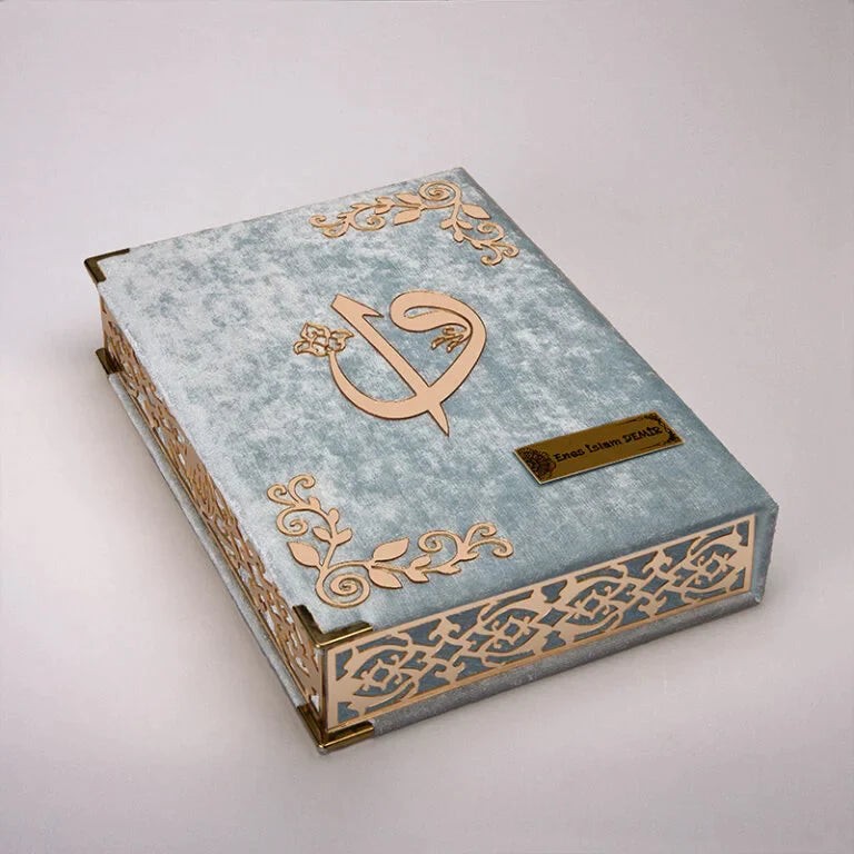 Kadife Kutulu Kur’an-ı Kerim (Bebe Mavi, Namaz Örtülü, Gold Süsleme)