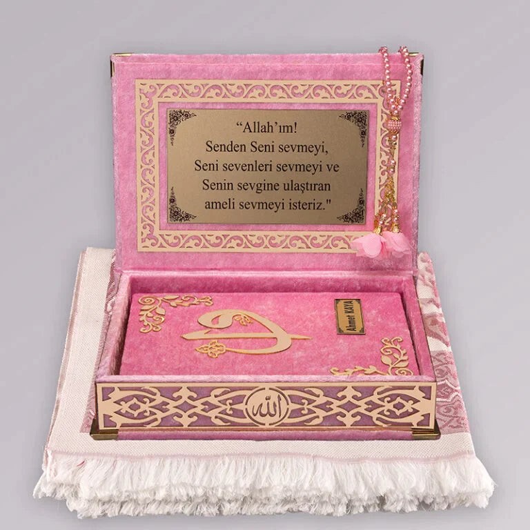 Kadife Kutulu Kur’an-ı Kerim (Bebe Pembe, Seccadeli, Gold Süsleme)