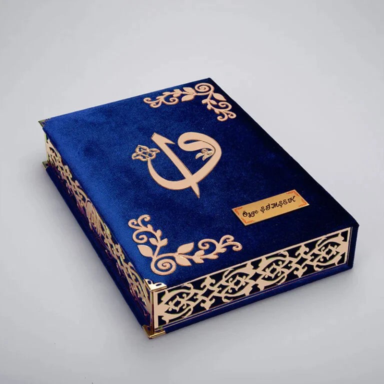 Kadife Kutulu Kur’an-ı Kerim (Lacivert, Namaz Örtülü, Gold Süsleme)