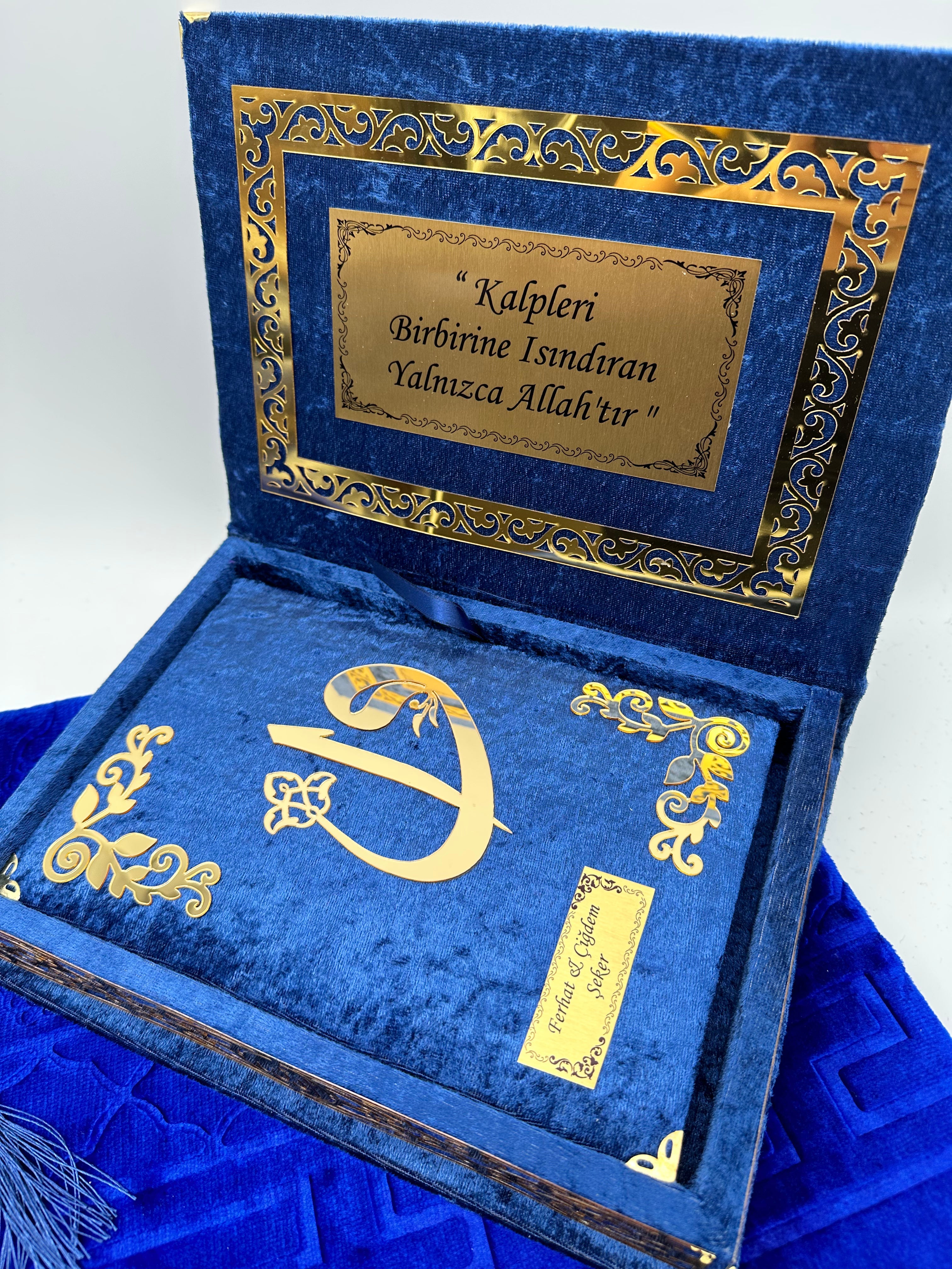 Kadife Kutulu Kur'an-ı Kerim İsme Özel Peluş Seccade Kombin Set (Lacivert  / Saks Mavi)