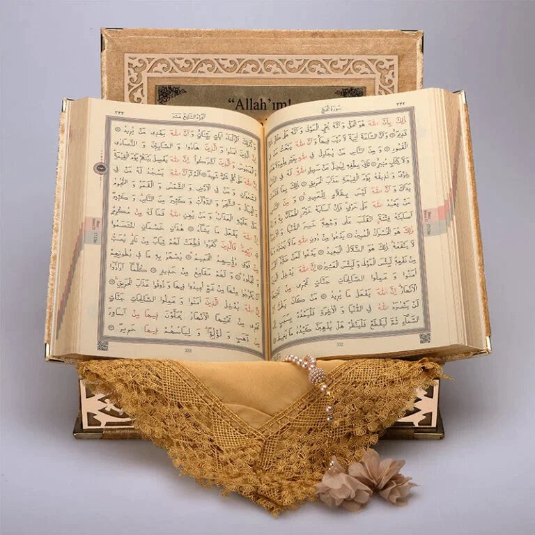 Kadife Kutulu Kur’an-ı Kerim (Gold, Namaz Örtülü, Gold Süsleme)