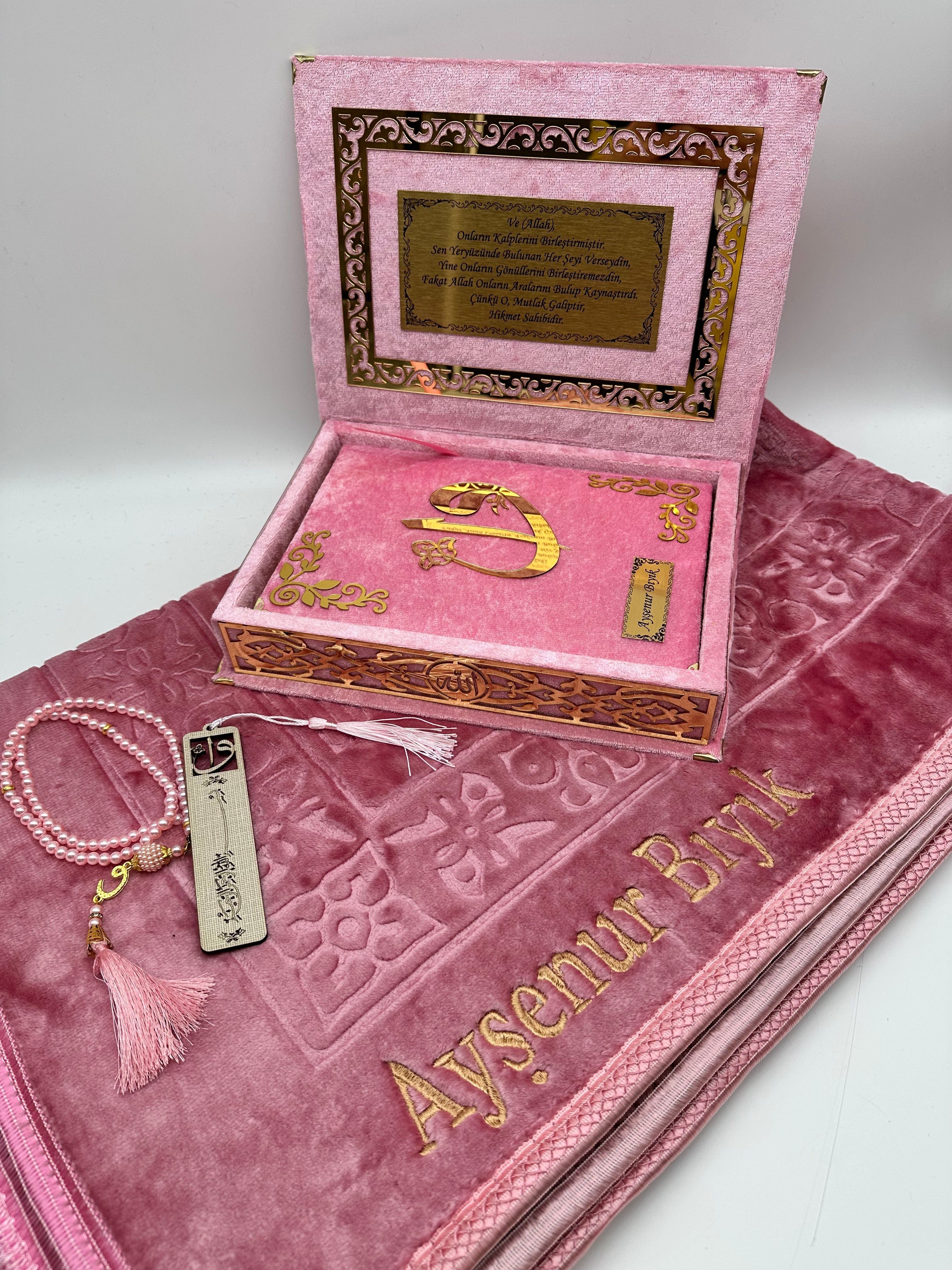 Kadife Kutulu Kur'an-ı Kerim İsme Özel Peluş Seccade Kombin Set (Pembe)
