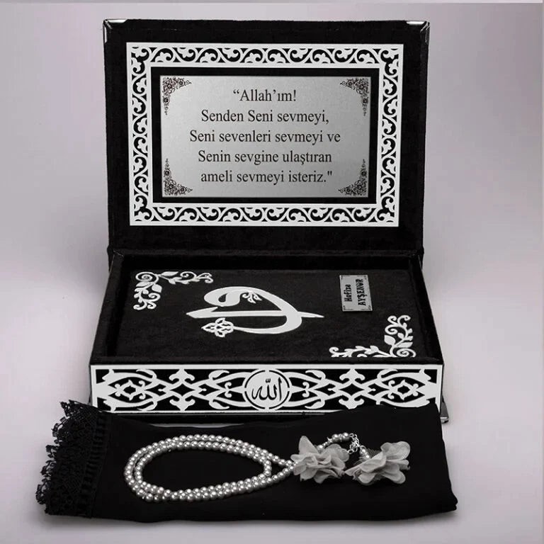 Kadife Kutulu Kur’an-ı Kerim (Siyah, Namaz Örtülü, Gümüş Süsleme)